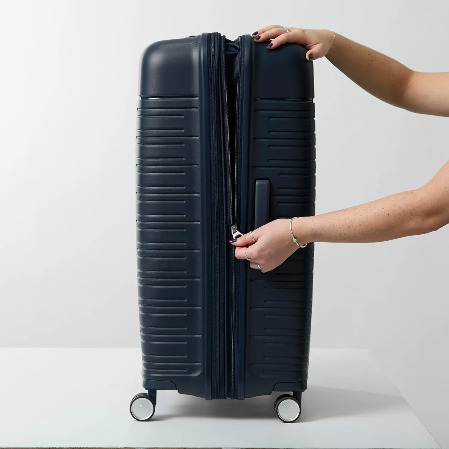 Samsonite Elevation Plus - Large Hardside Luggage - Scratch Resistant Polypropylene Shell, RightHeight Adjustable Handle, Integrated AirTag Holder, TSA Lock, WetPak Compartment - Midnight Blue
