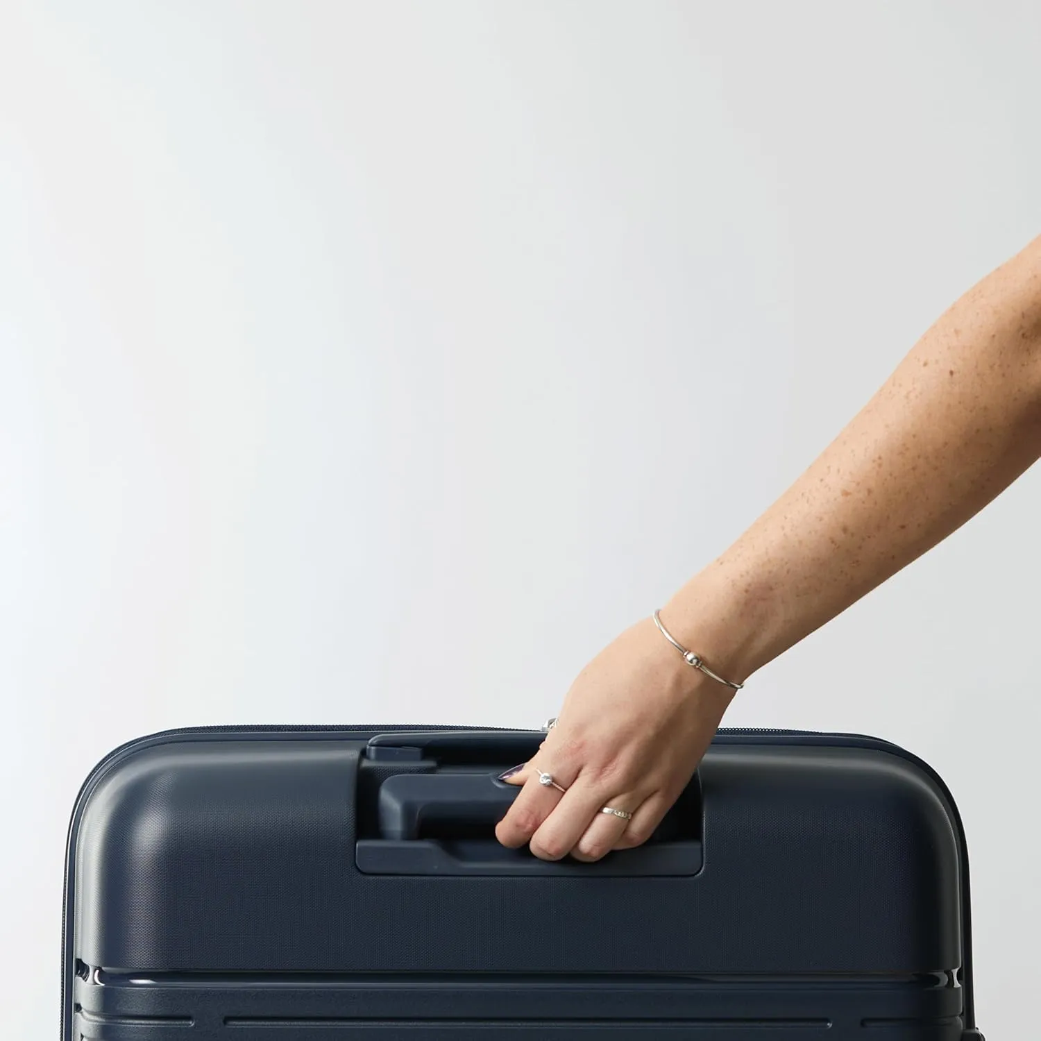 Samsonite Elevation Plus - Large Hardside Luggage - Scratch Resistant Polypropylene Shell, RightHeight Adjustable Handle, Integrated AirTag Holder, TSA Lock, WetPak Compartment - Midnight Blue